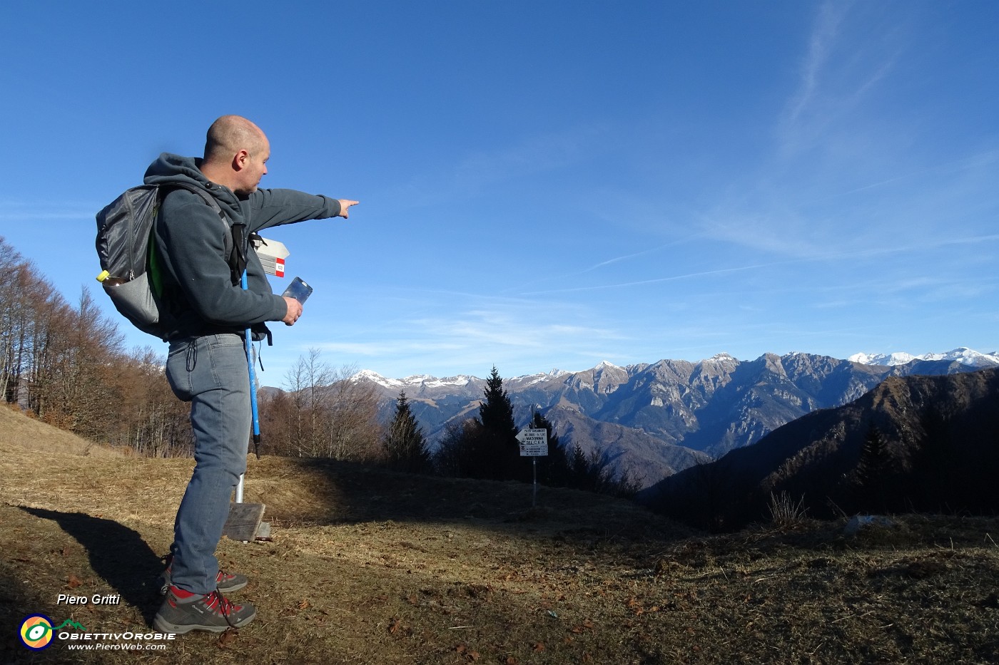 23 Al Passo Baciamorti (1540 m) vista verso le Orobie.JPG